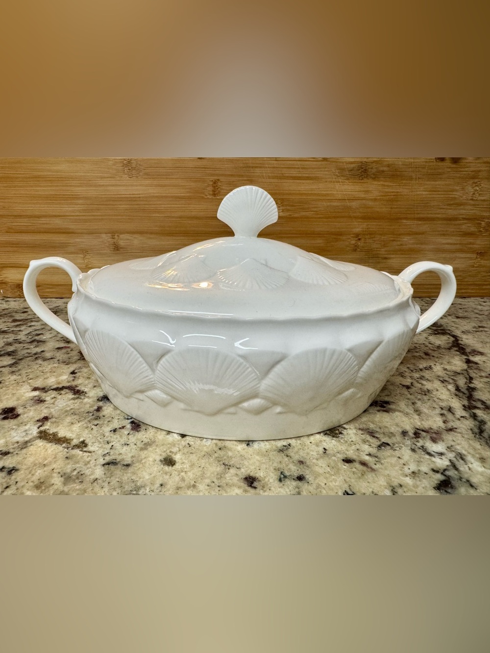 WEDGWOOD BONE CHINA - OCEANSIDE COALPORT - COVERED VEGETABLE DISH - ENGLAND